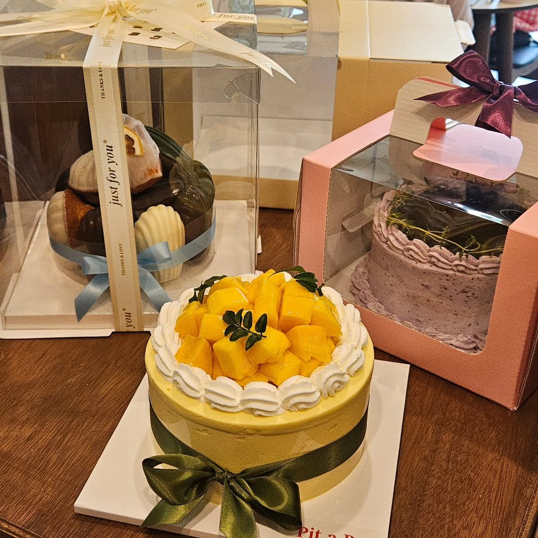 Photo shared by 🩷 봉담카페 | 핏어팻 | 봉담답례품 | 봉담디저트 | 봉담케이크 | 수제디저트 | 웨딩답례품 | 승진선물 🩷 on July 20, 2025 tagging @vlt_dj.vot_, and @cafe.pit_a_pat. May be an image of chiffon cake, fruitcake, mango, cheesecake and text.