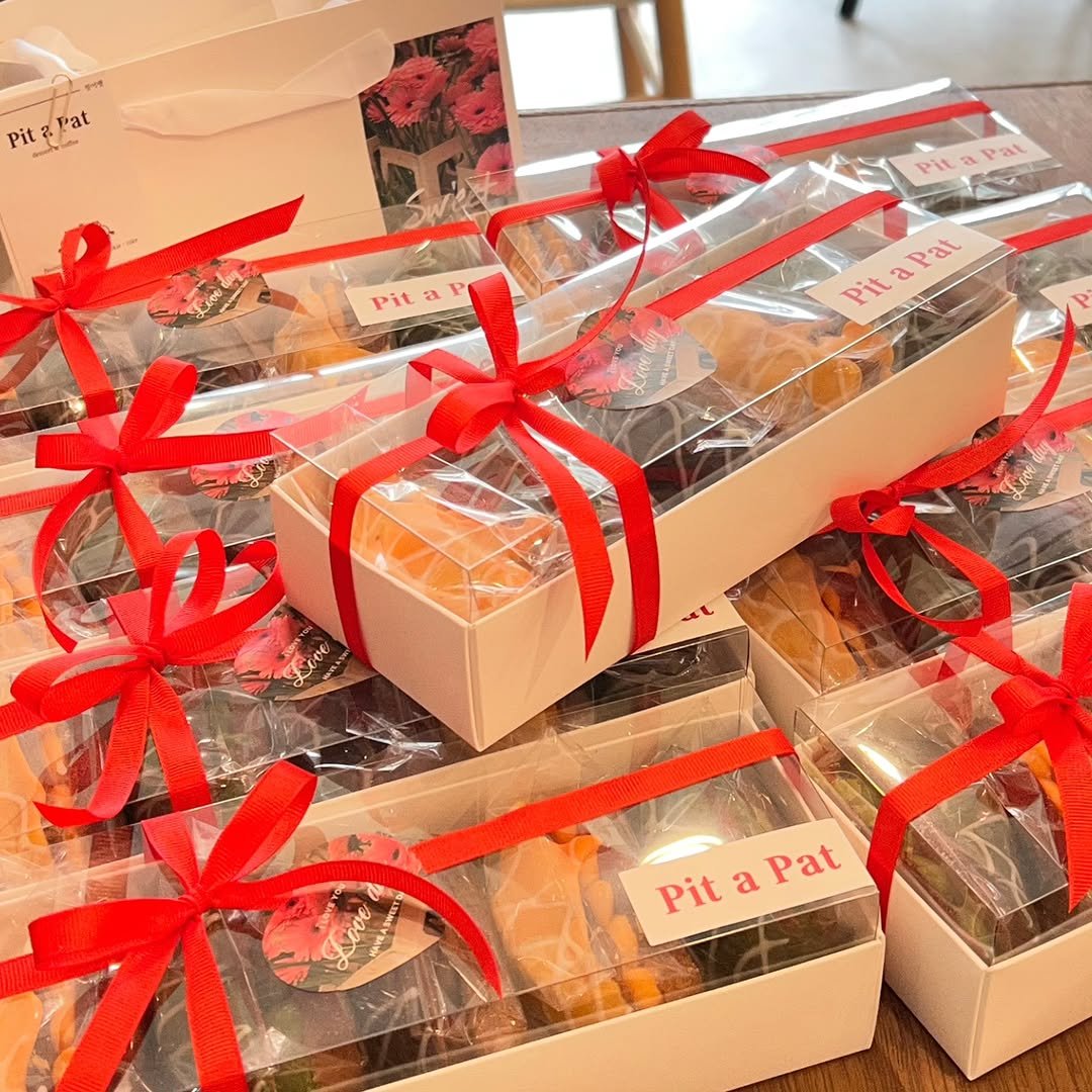 Photo shared by 🩷 봉담카페 | 핏어팻 | 봉담답례품 | 봉담디저트 | 봉담케이크 | 수제디저트 | 웨딩답례품 | 승진선물 🩷 on February 13, 2026 tagging @vlt_dj.vot_. May be an image of cake, coconut macaroon, box, hamper, brownie, pie and text.