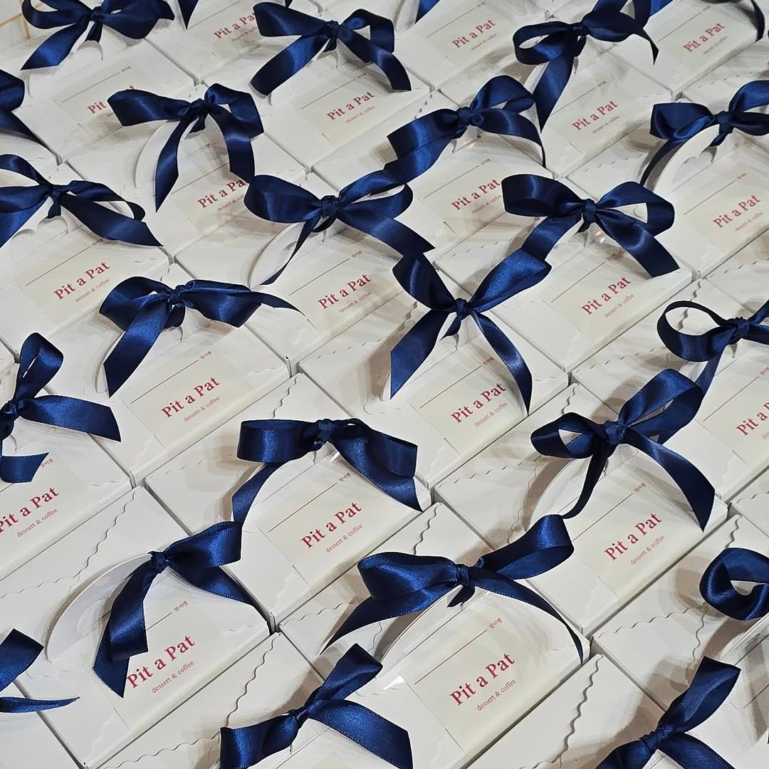 Photo by 🩷 봉담카페 | 핏어팻 | 봉담답례품 | 봉담디저트 | 봉담케이크 | 수제디저트 | 웨딩답례품 | 승진선물 🩷 on November 05, 2025. May be an image of napkin ring, hamper, box and text.