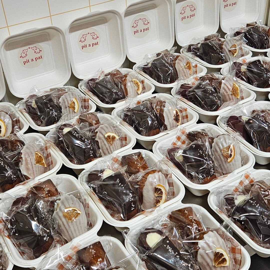 Photo shared by 🩷 봉담카페 | 핏어팻 | 봉담답례품 | 봉담디저트 | 봉담케이크 | 수제디저트 | 웨딩답례품 | 승진선물 🩷 on July 21, 2025 tagging @vlt_dj.vot_, and @cafe.pit_a_pat. May be an image of babka, brownie, fudge and text.