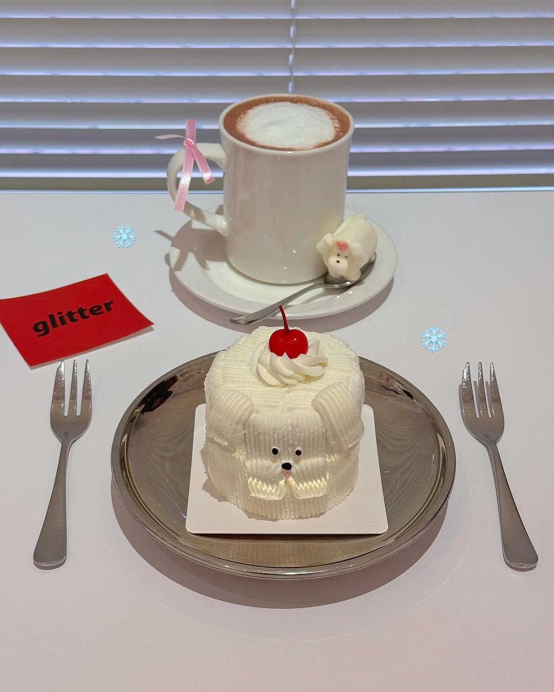 Photo shared by 카페 투어 : 𝚋𝚢 𝙹𝚒𝚖𝚗𝚒 on November 17, 2025 tagging @glitter_seongsu. May be an image of cake, fruitcake, whipped cream and text.