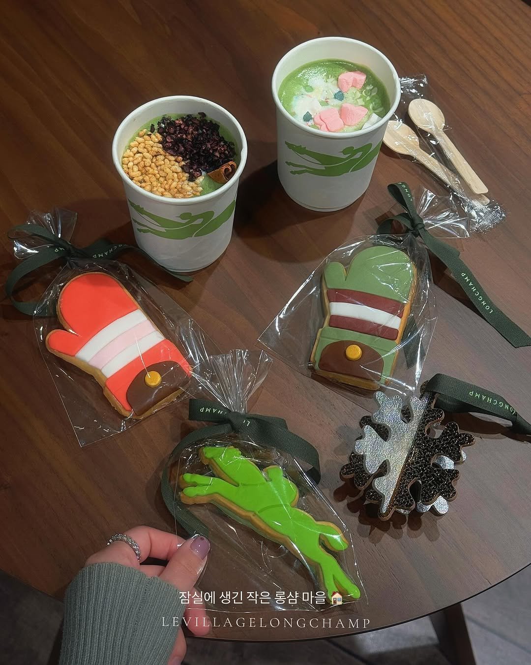 Photo shared by 카페 투어 : 𝚋𝚢 𝙹𝚒𝚖𝚗𝚒 on November 12, 2025 tagging @longchamp. May be an image of gingerbread cookie, oatmeal cookies, snowman and text that says 'ร SRAKDANOS dArA EEEMKEN 잠실에 생긴 작은 통삼마을 잠실에생긴작은콩샴마을 롱샴 LENILAGELONGCHAMP AGEL LEVIEL GCHAMP'.
