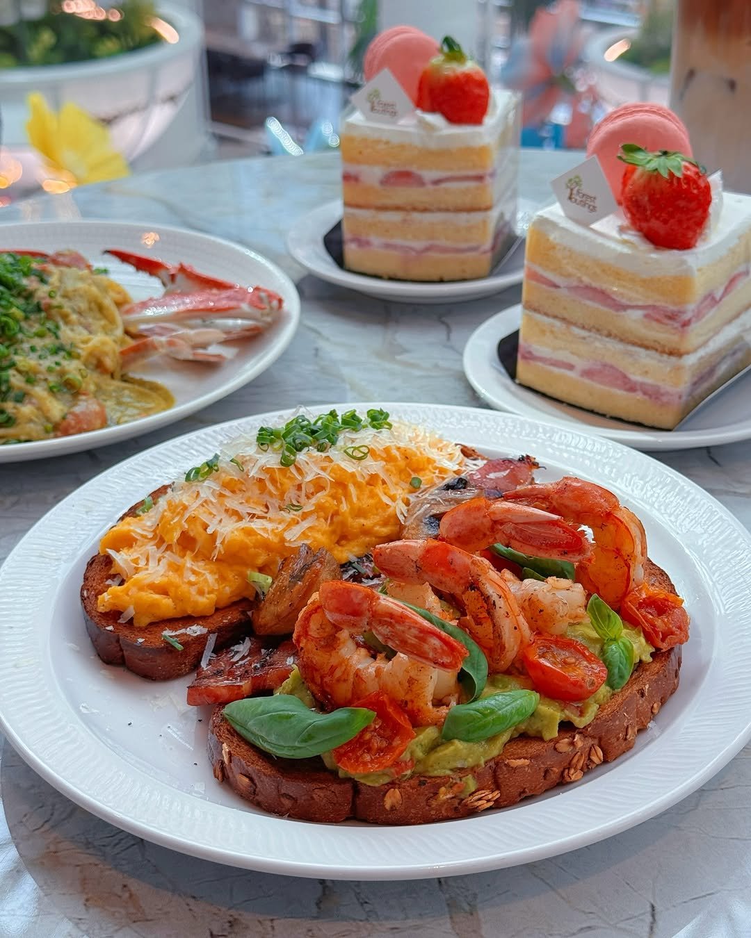 Photo shared by 카페 투어 : 𝚋𝚢 𝙹𝚒𝚖𝚗𝚒 on March 04, 2026 tagging @forestoutings_yongin. May be an image of strawberry, prawn, lobster, toast, buffet and text.