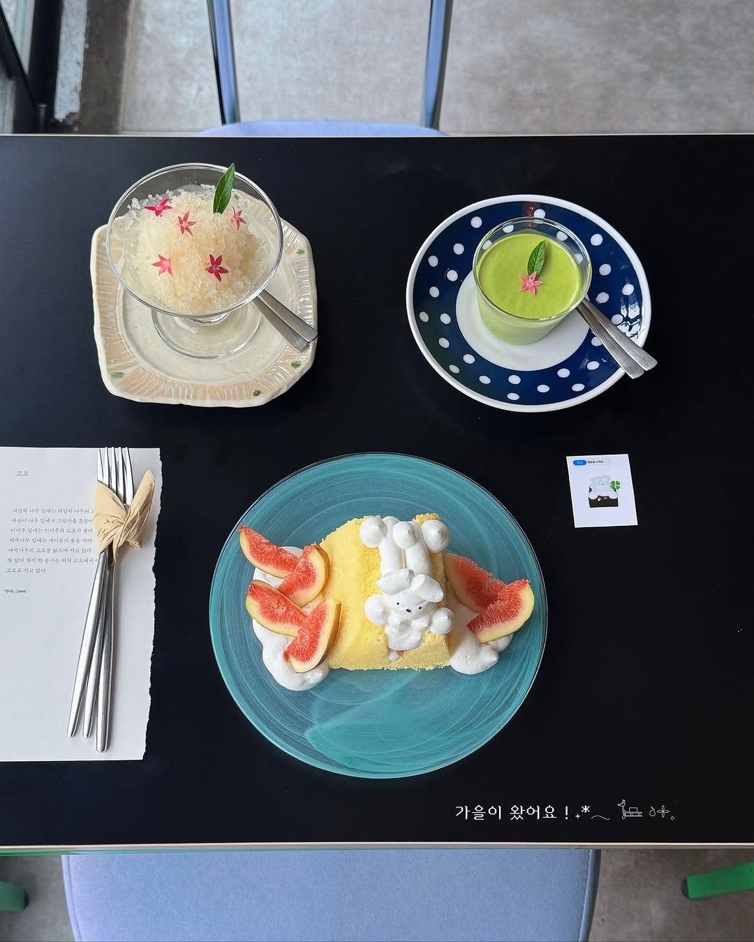 Photo shared by 카페 투어 : 𝚋𝚢 𝙹𝚒𝚖𝚗𝚒 on September 17, 2025 tagging @hearts__coffee. May be an image of chiffon cake, placemat and cheesecake.