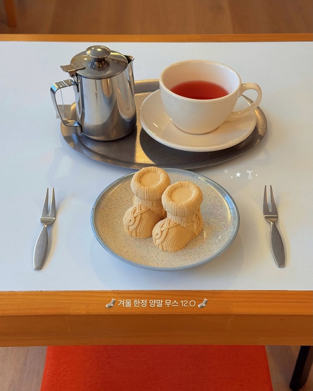 Photo shared by 카페 투어 : 𝚋𝚢 𝙹𝚒𝚖𝚗𝚒 on December 28, 2025 tagging @allonsy_seoul. May be an image of tea, scone and text.