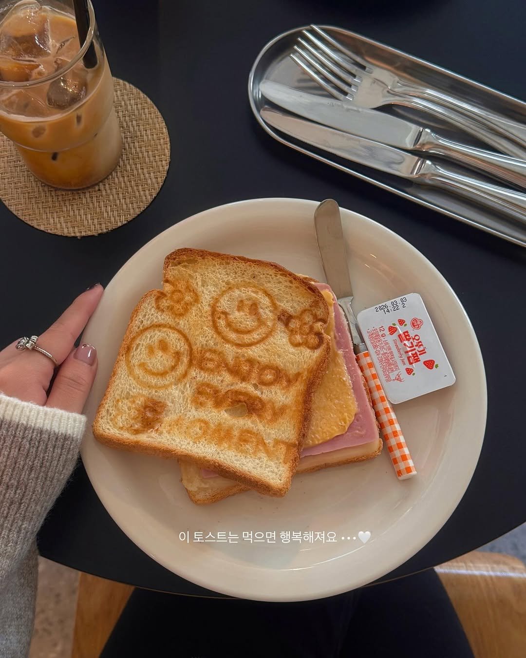 Photo by 카페 투어 : 𝚋𝚢 𝙹𝚒𝚖𝚗𝚒 on November 14, 2025. May be an image of egg, sandwich, toast and text.