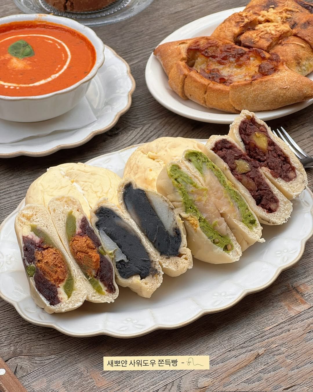 Photo shared by 카페 투어 : 𝚋𝚢 𝙹𝚒𝚖𝚗𝚒 on November 20, 2025 tagging @tour_a_tour_. May be an image of ‎potpie, baguette, pastry, sandwich, vegetable, buns and ‎text that says '‎새뽀안사워도우쫀득- واء 새뽀얀 사워도우 쯔득빵‎'‎‎.