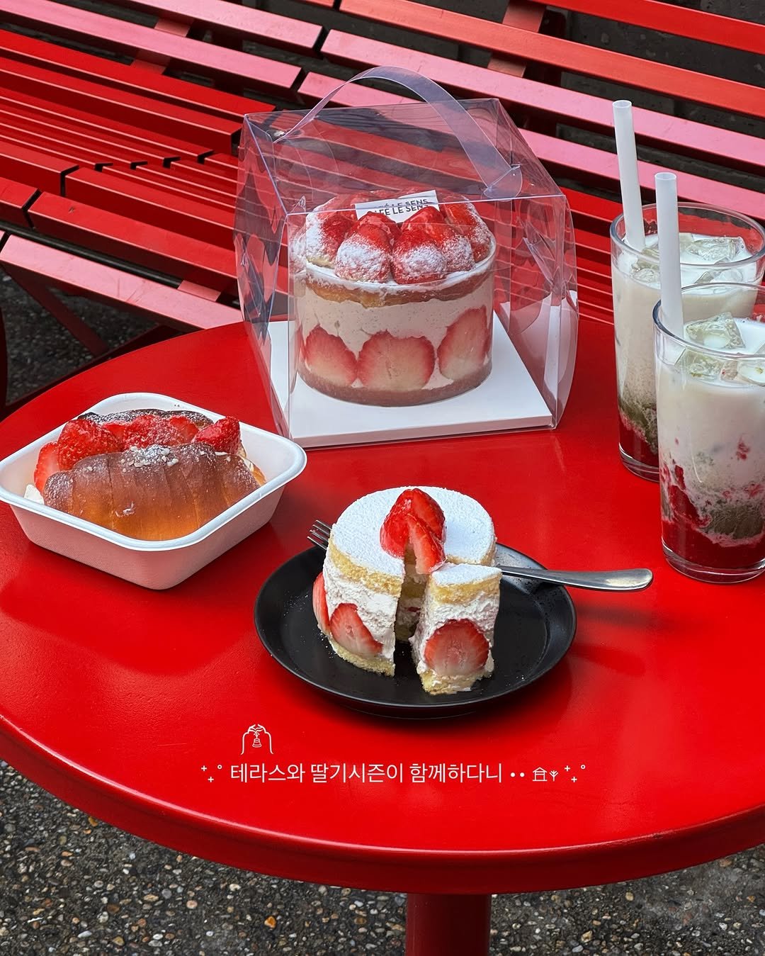 Photo shared by 카페 투어 : 𝚋𝚢 𝙹𝚒𝚖𝚗𝚒 on January 03, 2026 tagging @cafelesens. May be an image of strawberry, cake, cheesecake and text.