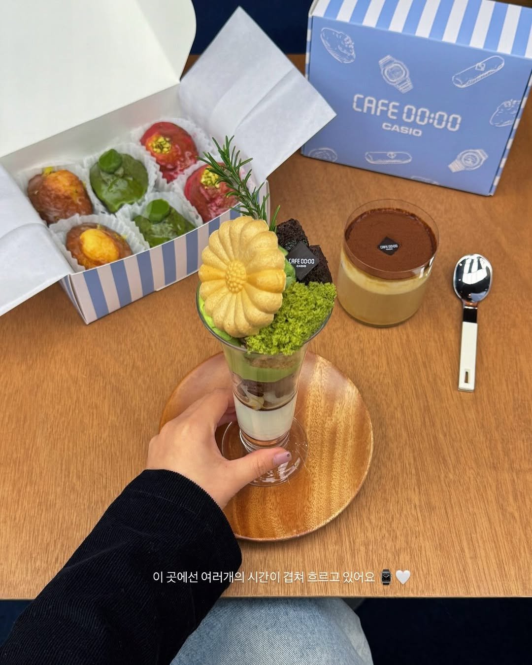 Photo shared by 카페 투어 : 𝚋𝚢 𝙹𝚒𝚖𝚗𝚒 on December 01, 2025 tagging @casiowatches_kr. May be an image of coconut macaroon, chiffon cake, tiramisu and text.