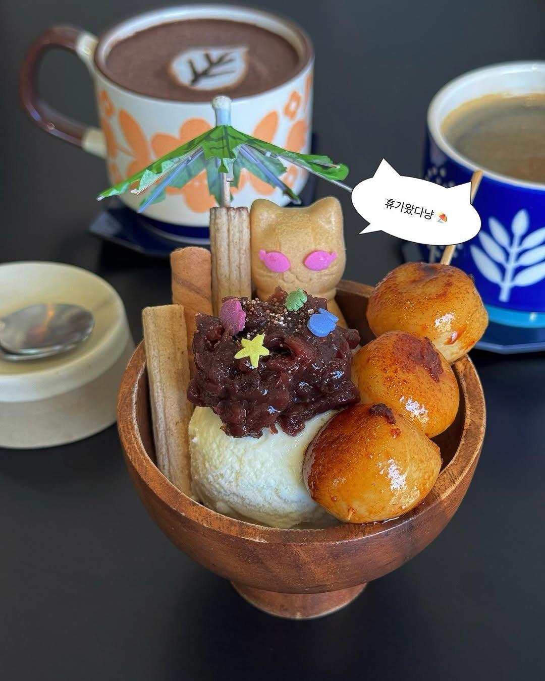 Photo shared by 카페 투어 : 𝚋𝚢 𝙹𝚒𝚖𝚗𝚒 on February 16, 2026 tagging @pueblo_coffee. May be an image of ‎croquette, chiffon cake, coconut macaroon, marshmallow, bread, tiramisu and ‎text that says '‎가왔다냥 휴가왔다냥 2 و1‎'‎‎.