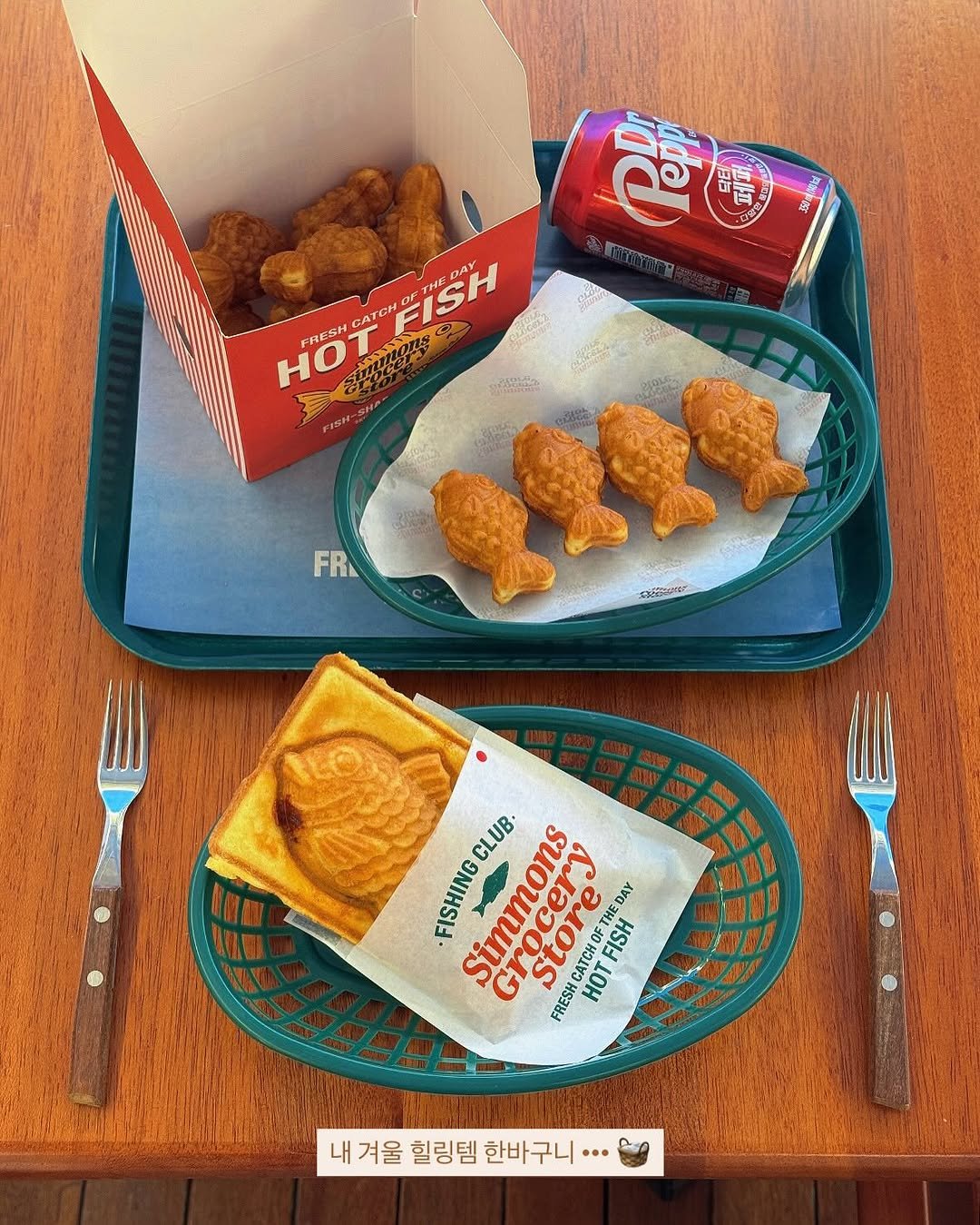 Photo shared by 카페 투어 : 𝚋𝚢 𝙹𝚒𝚖𝚗𝚒 on November 16, 2025 tagging @simmonsgrocerystore. May be an image of chicken, croquette, fish and chips and text that says 'ôi អ្ ጣዜጥ 35G HOTEISH ผ EDAY ጉልክ HOT HOTHE FRE FRESI Damunus® 청정하복 FR INA AU LV CLUB FISHING Simmons sicery store C AGUASTUr OFTHE FISH DAY FRESH CATCH HOT 내 겨울 힐링템 한바구니'.