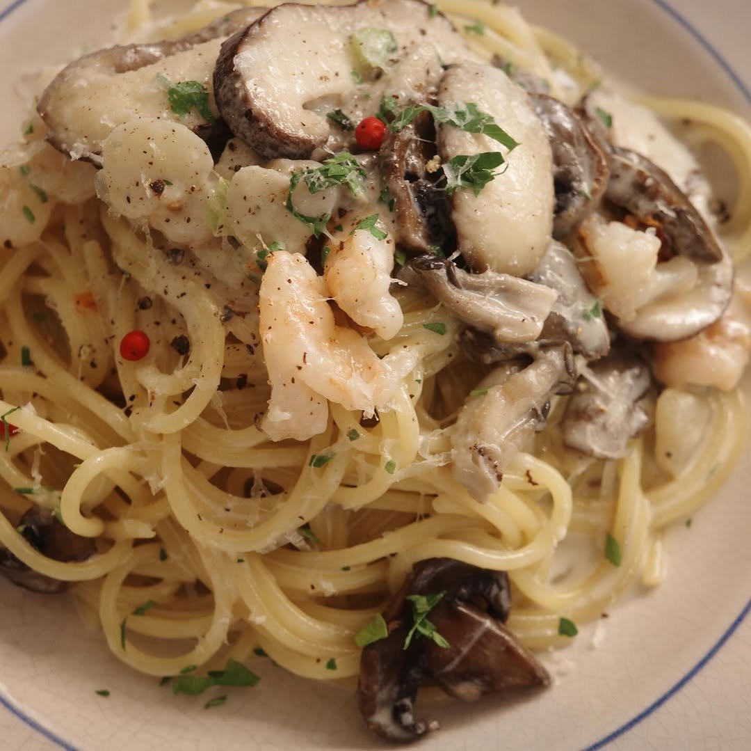 Photo by ekorre_cafe & grocery on January 16, 2026. May be an image of shrimp, pasta, spaghetti, shellfish and text.