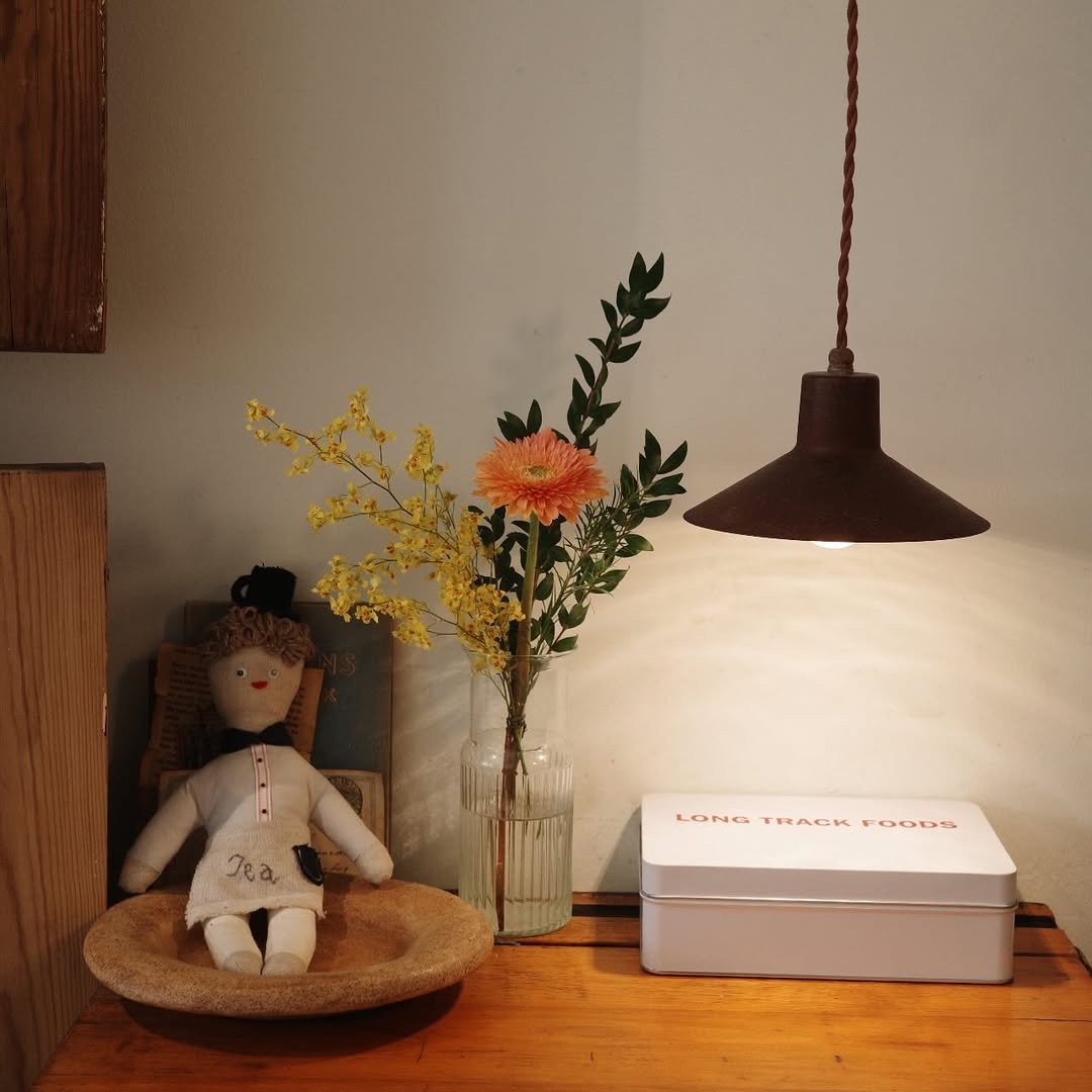 Photo by ekorre_cafe & grocery in 에코레 카페 앤 그로서리. May be an image of flower arrangement, globe amaranth, baby's-breath, prairie gentian, carnation and text that says 'O, LONG LONGTHAOKFOODS TRAOK DODS'.