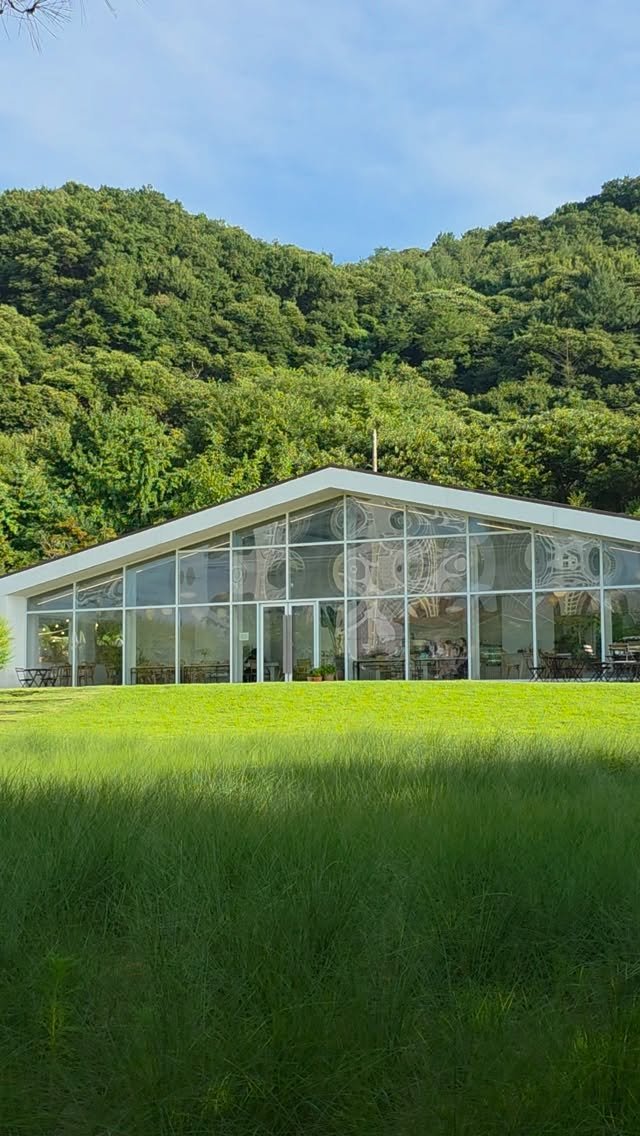 cafe_leesooop 게시물 이미지: 평화롭고 아늑한 이숲🏡🌿
잠시 쉬어, 반기는 초여름을 만나보세요💙💚