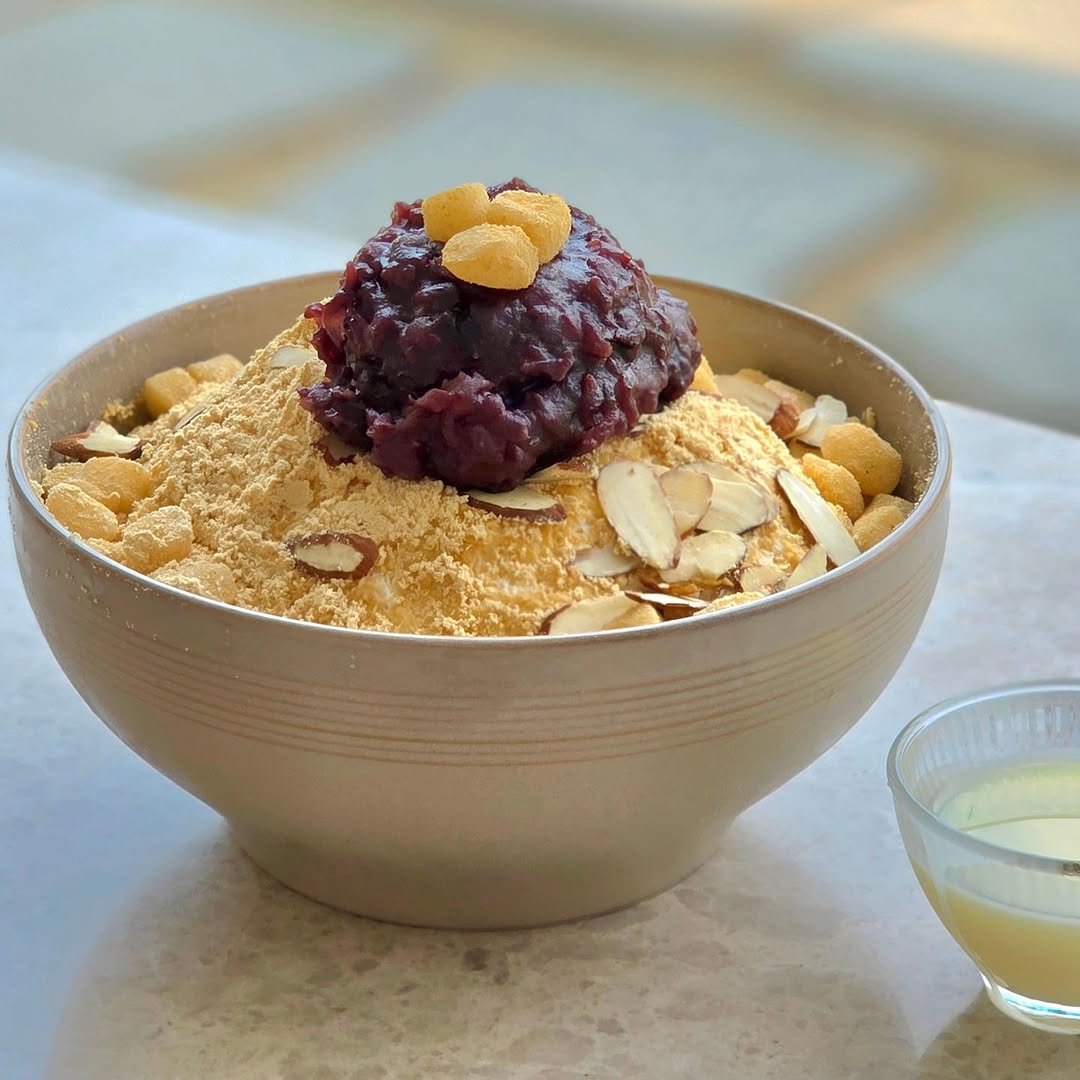 cafe_leesooop 게시물 이미지: 우유를 곱게 갈아 만든 눈꽃빙수에 
인절미와 팥을 듬뿍 담았습니다💛🤎

올여름,...
