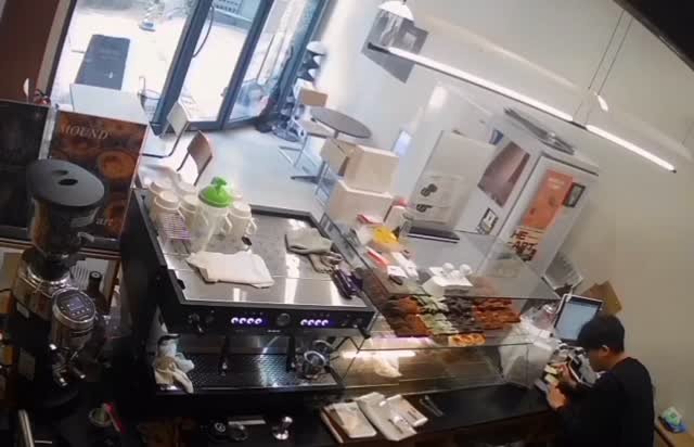 cafe_mound 게시물 이미지: 쉴새없이 움직이고 
고객님들 맞이하고
내일을 준비하며
매일같이 이곳을지키며
디저트...