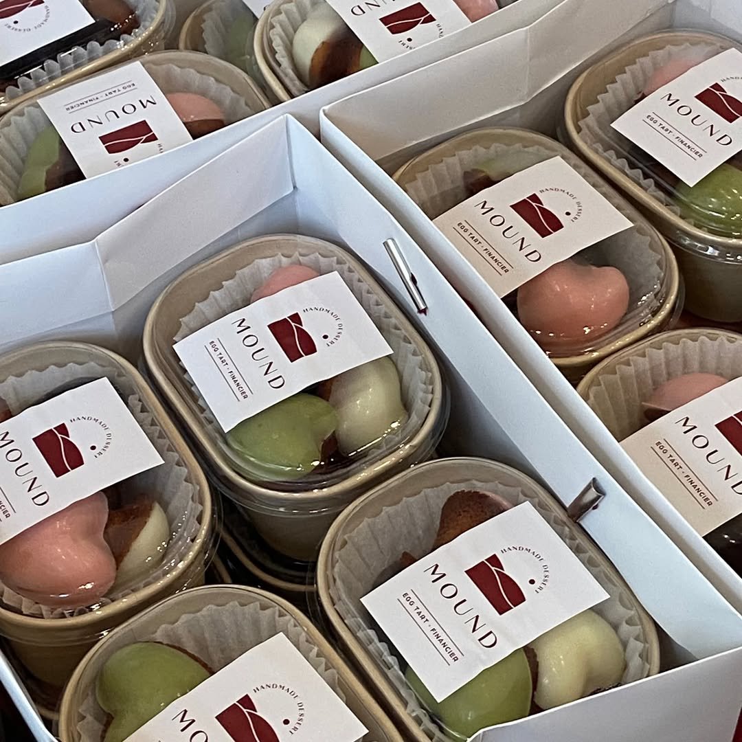 Photo by 마운드 : 휘낭시에, 에그타르트 가게 | 단체주문 전문 in 수원시. May be an image of dessert, box, hamper, durian, longan and text.