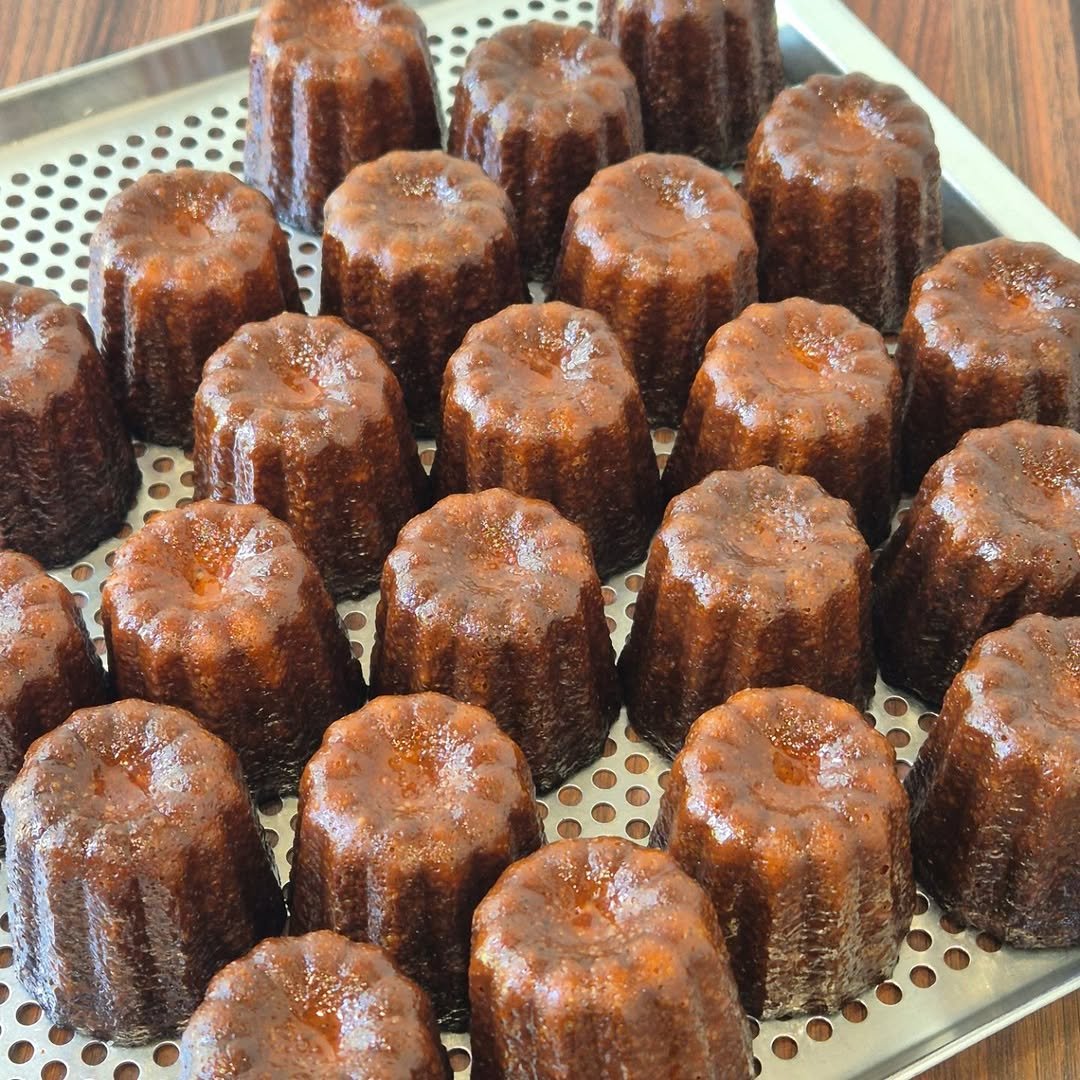 Photo by 마운드 : 휘낭시에, 에그타르트 전문 in 수원 광교 호수공원. May be an image of cake, pastry and text.