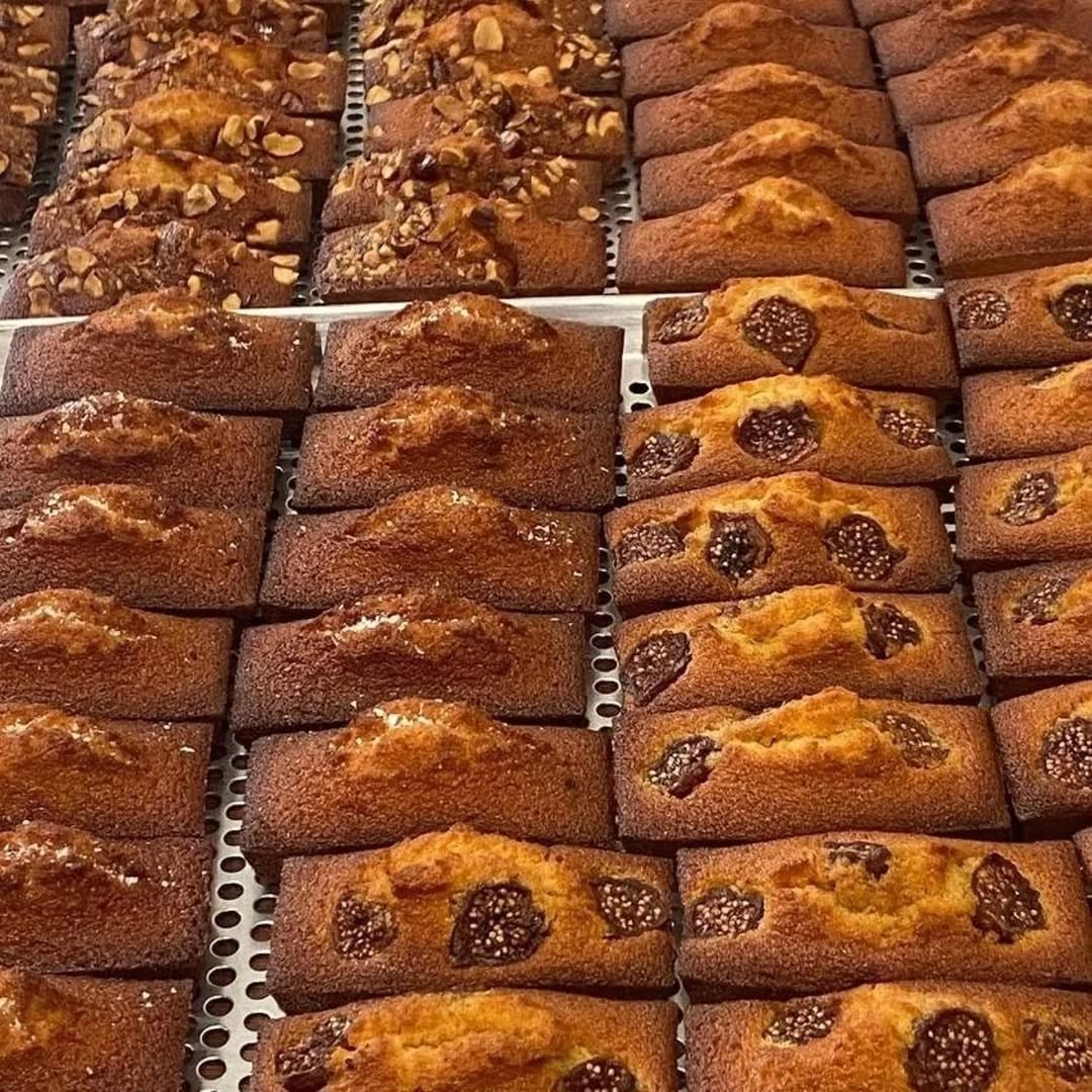 Photo by 마운드 : 휘낭시에, 에그타르트 가게 | 단체주문 전문 in 수원시. May be an image of babka, cake, raisin, muffin, pastry, baked goods and text.