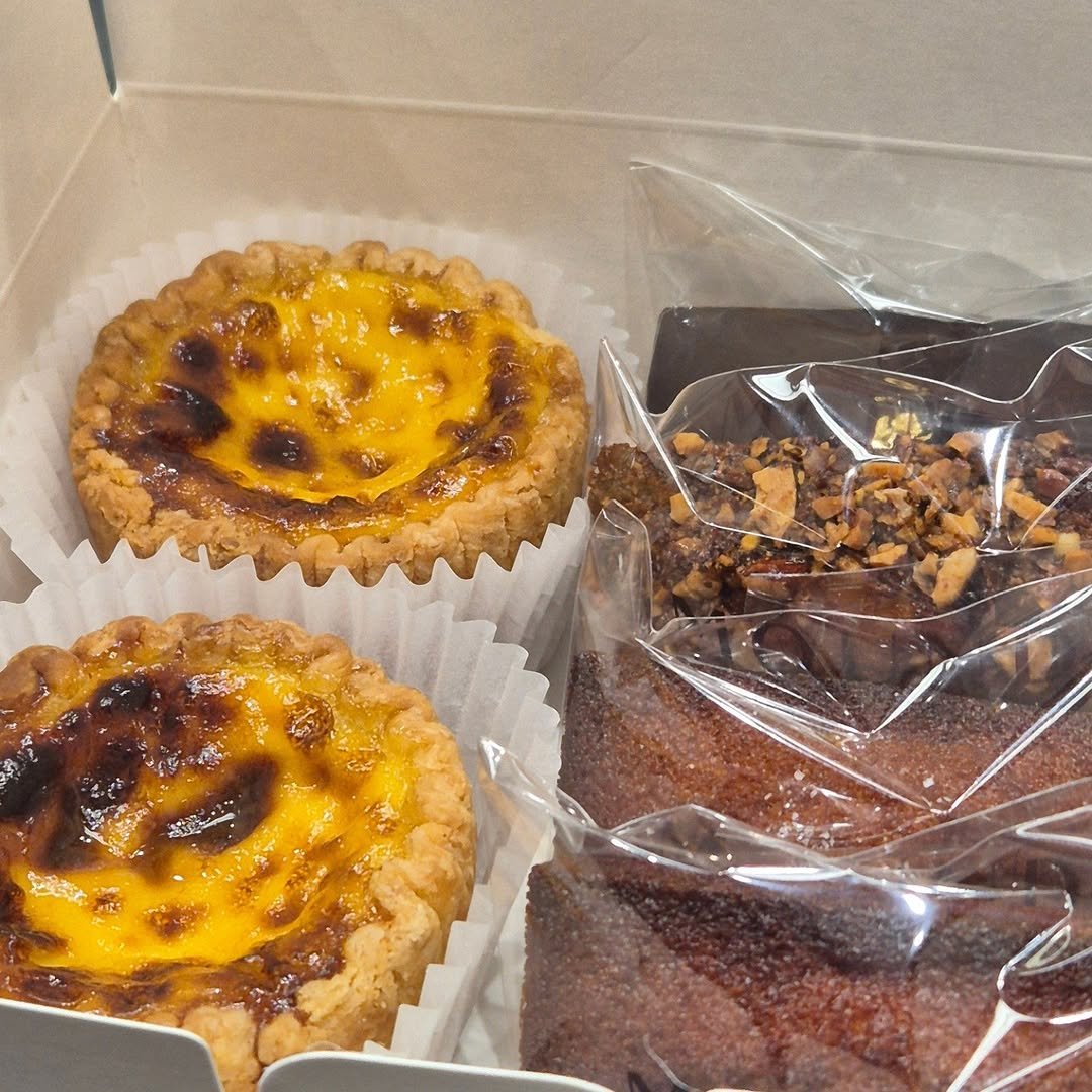 Photo by 마운드 : 휘낭시에, 에그타르트 전문 on April 10, 2026. May be an image of pie, tart and text.