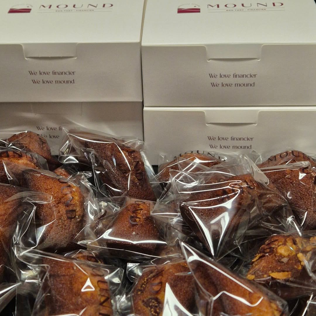 Photo by 마운드 : 휘낭시에, 에그타르트 가게 | 단체주문 전문 in 수원시. May be an image of babka, turnover, coconut macaroon, baguette, cake, muffin, baked goods and text.