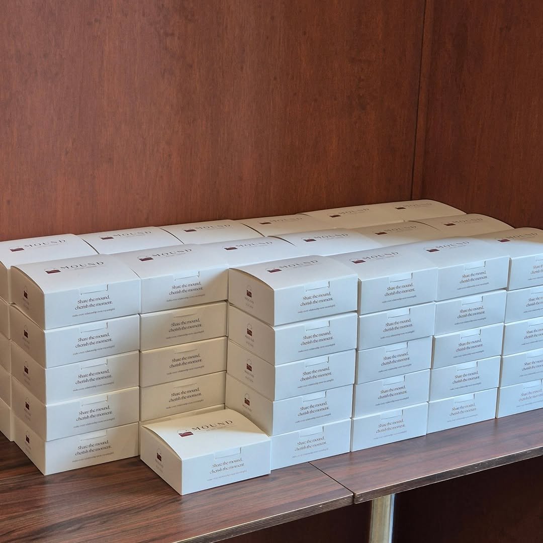 Photo by 마운드 : 휘낭시에, 에그타르트 전문 on March 23, 2026. May be an image of box, thermostat, carton and text.