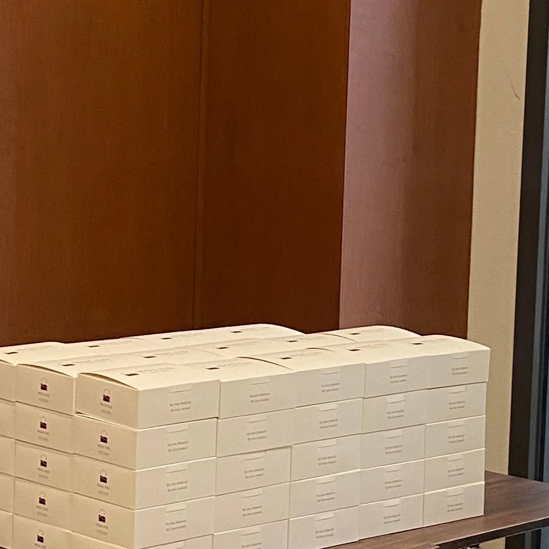 Photo by 마운드 : 휘낭시에, 에그타르트 가게 | 단체주문 전문 in 수원시. May be an image of box, office and text.