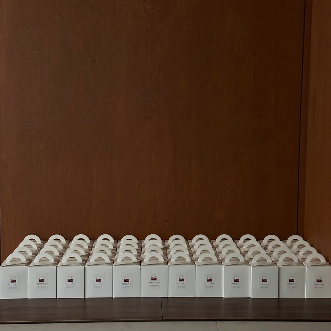 Photo by 마운드 : 휘낭시에, 에그타르트 가게 | 단체주문 전문 on November 09, 2025. May be an image of hair product, fragrance, bottle, hand cream, rack and text.