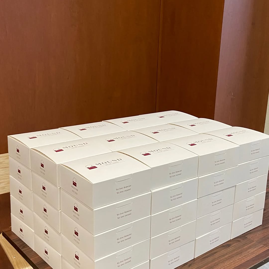 Photo by 마운드 : 휘낭시에, 에그타르트 가게 | 단체주문 전문 on December 16, 2025. May be an image of box, hamper, carton and text.