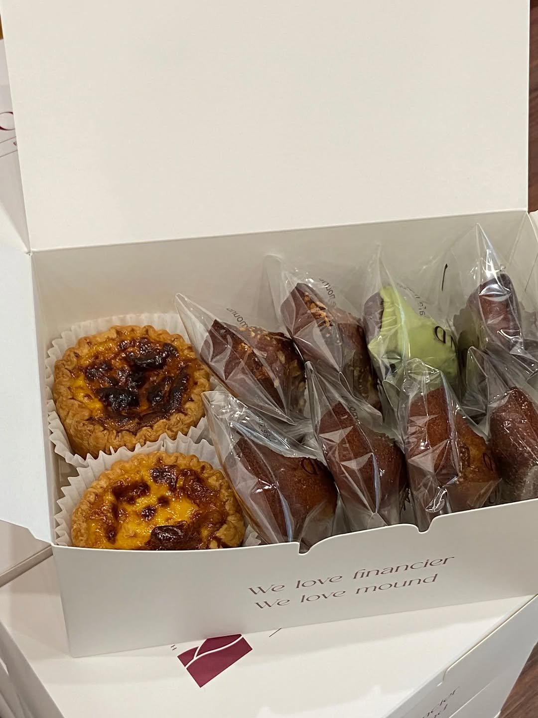 Photo by 마운드 : 휘낭시에, 에그타르트 가게 | 단체주문 전문 on February 18, 2026. May be an image of coconut macaroon, cake, babka, muffin and text that says 'านอ we we love mound love financier ier'.