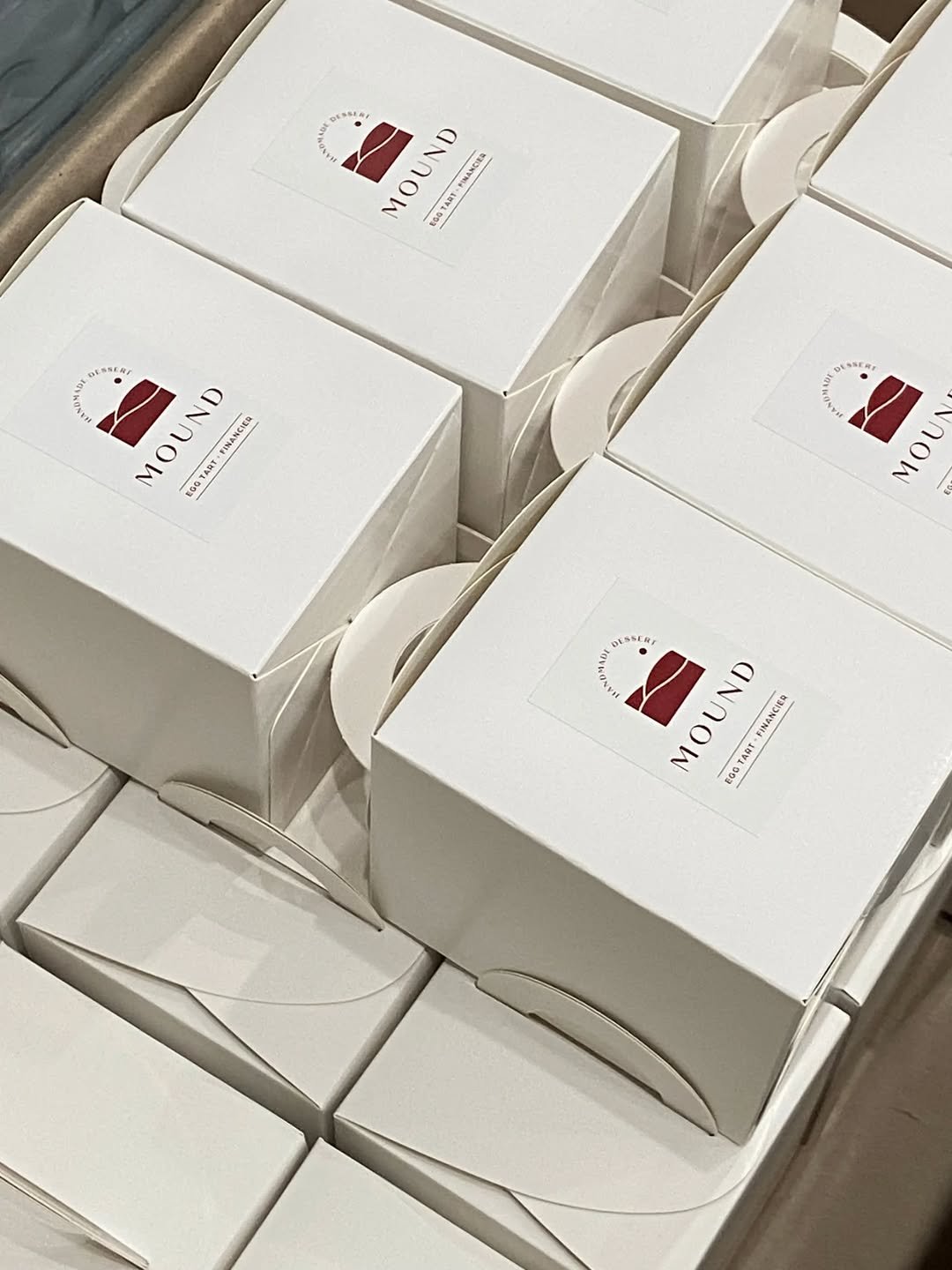 Photo by 마운드 : 휘낭시에, 에그타르트 가게 | 단체주문 전문 in 수원시. May be an image of crumbcake, pie, box, hamper, carton and text.