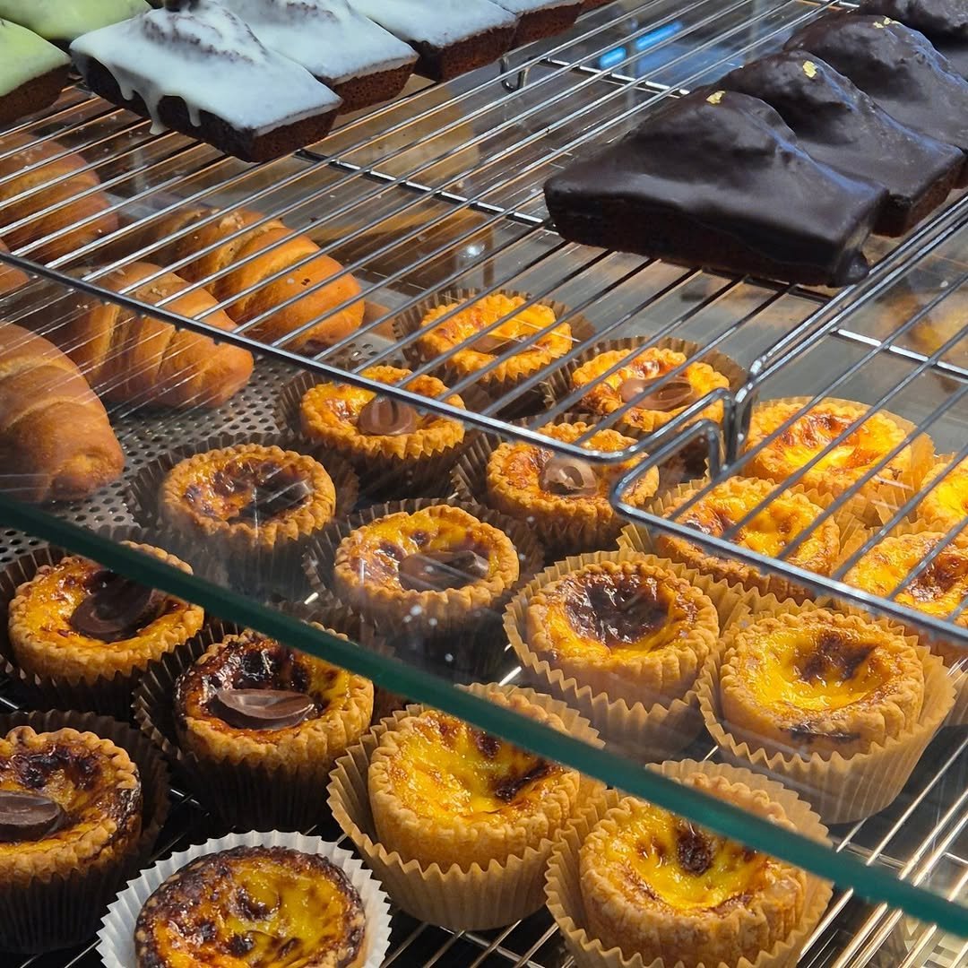 Photo by 마운드 : 휘낭시에, 에그타르트 전문 in 수원 광교 호수공원. May be an image of tart, eclair, brownie, bread and text.