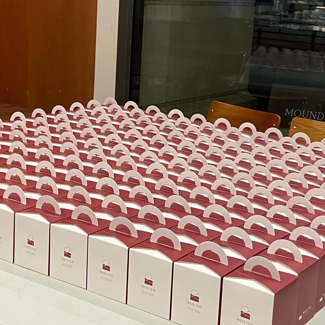 Photo by 마운드 : 휘낭시에, 에그타르트 가게 | 단체주문 전문 on January 25, 2026. May be an image of cupcake, carton, hamper, box and text.