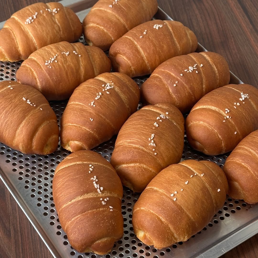 Photo by 마운드 : 휘낭시에, 에그타르트 전문 on April 19, 2026. May be an image of babka, turnover, baguette, croissant, buns and text.