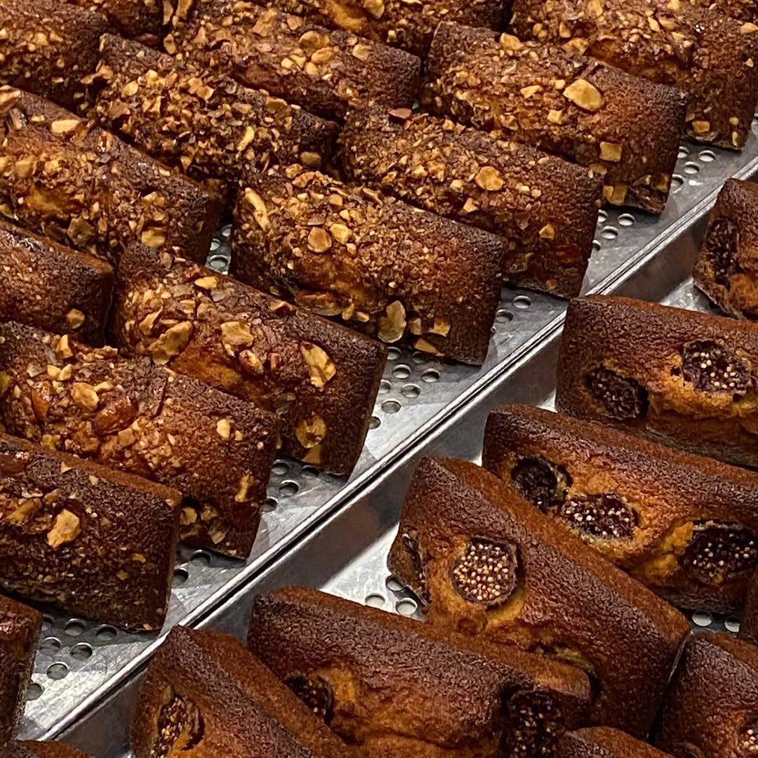 Photo by 마운드 : 휘낭시에, 에그타르트 가게 | 단체주문 전문 in 수원시. May be an image of cake, babka, raisin, pastry, baked goods and text.