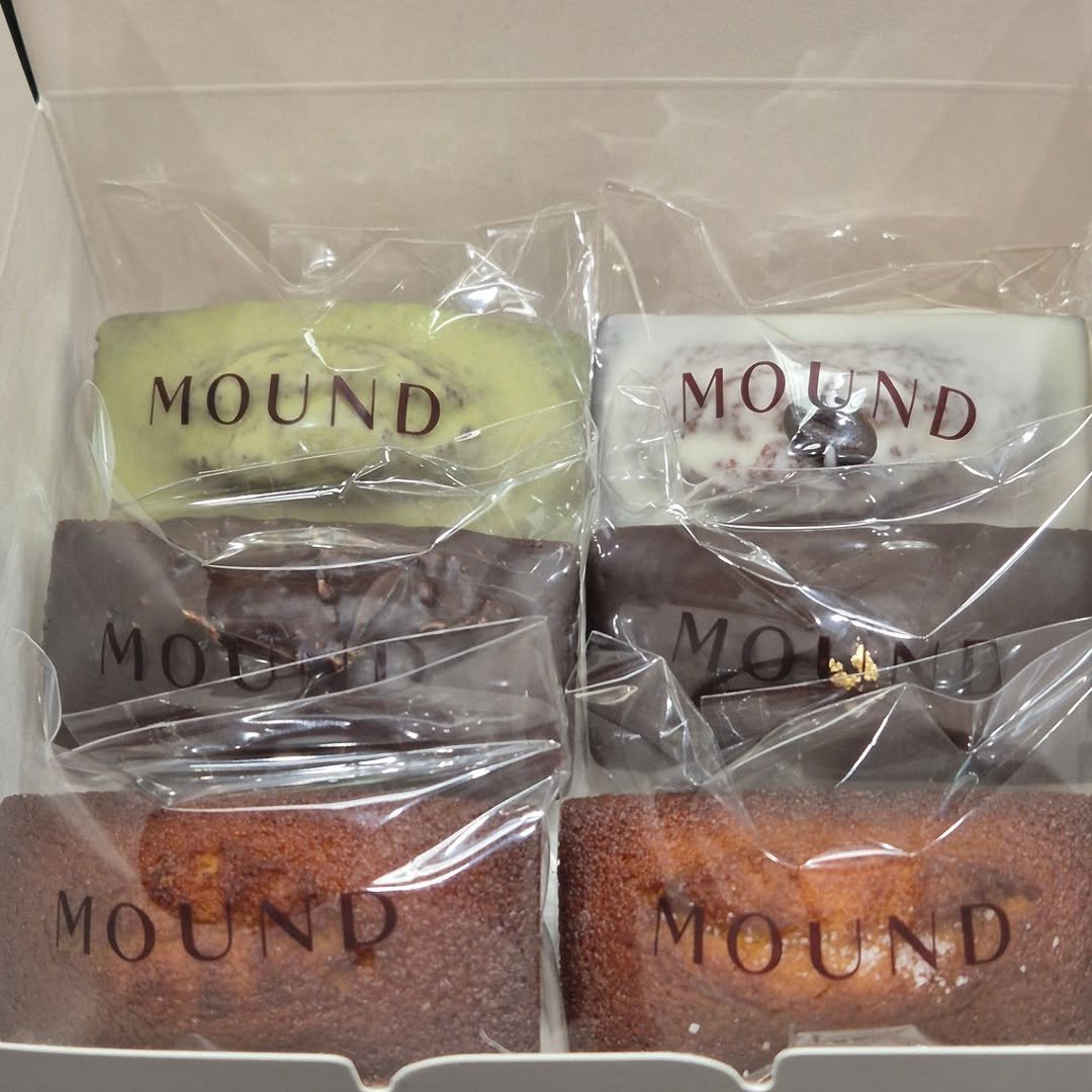 Photo by 마운드 : 휘낭시에, 에그타르트 전문 on April 09, 2026. May be an image of cake and text that says 'MOUND MOWND MO WND MOUND'.