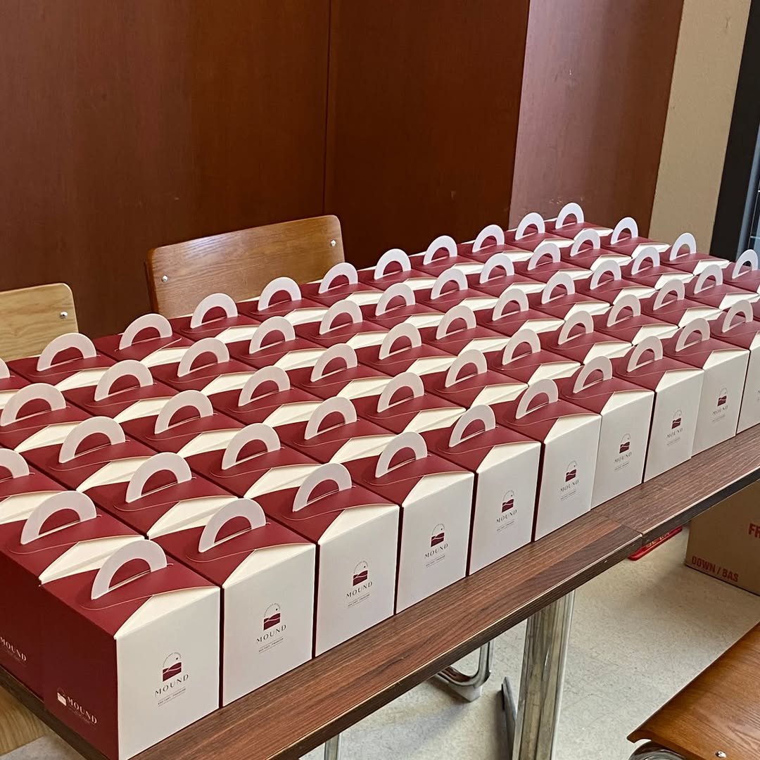 Photo by 마운드 : 휘낭시에, 에그타르트 가게 | 단체주문 전문 on January 19, 2026. May be an image of box, hamper, carton and text.