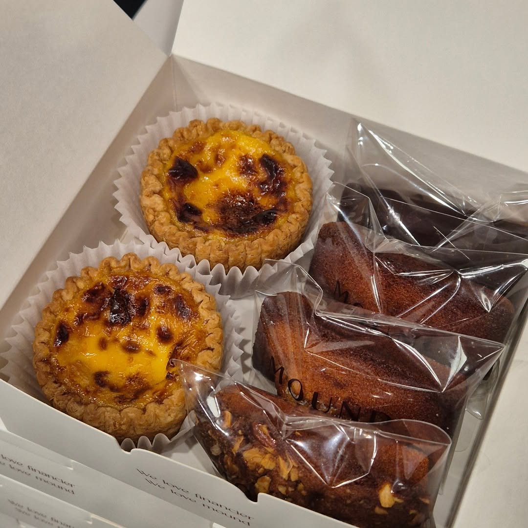 Photo by 마운드 : 휘낭시에, 에그타르트 가게 | 단체주문 전문 in 수원시. May be an image of pie, tart and text.