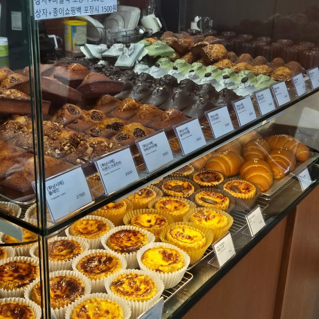 Photo by 마운드 : 휘낭시에, 에그타르트 가게 | 단체주문 전문 on November 06, 2025. May be an image of babka, coconut macaroon, pastry, display case, muffin and text.