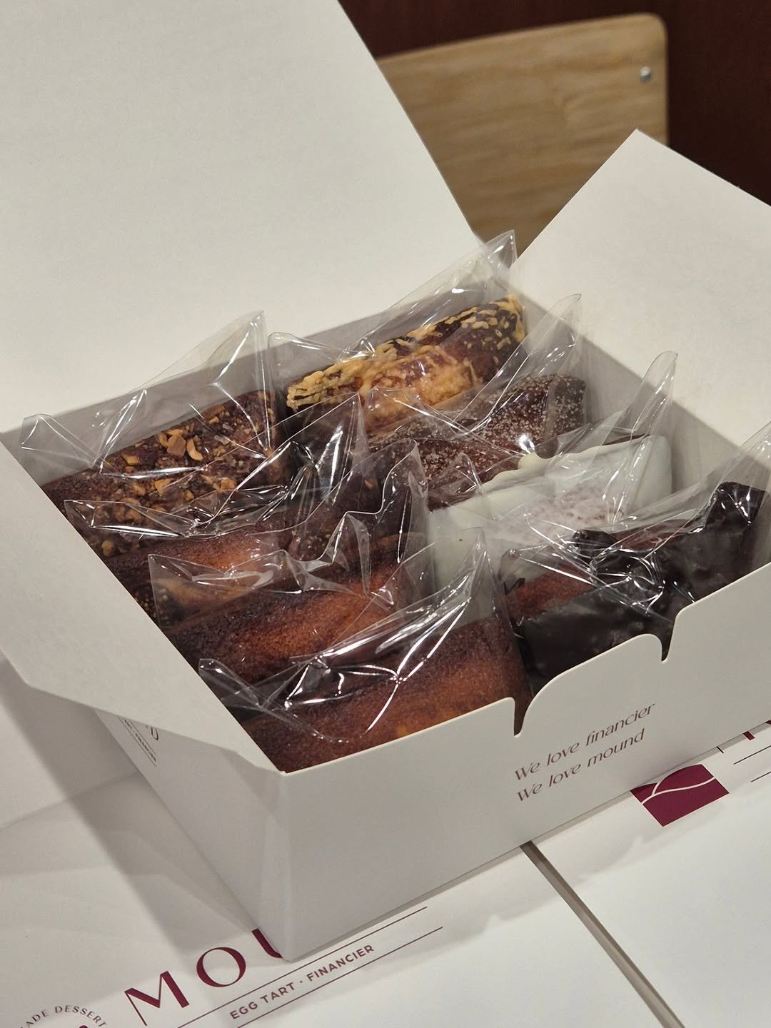 Photo by 마운드 : 휘낭시에, 에그타르트 가게 | 단체주문 전문 on October 24, 2025. May be an image of babka, cinnamon roll, cake, muffin, brownie, baked goods, bagel and text that says 'Helovemound lletovefinancter He love Inancier mound He love He MOI EGG FINANCIER TART'.