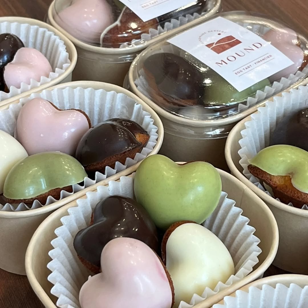 Photo by 마운드 : 휘낭시에, 에그타르트 가게 | 단체주문 전문 on August 12, 2025. May be an image of dessert, heart and text.