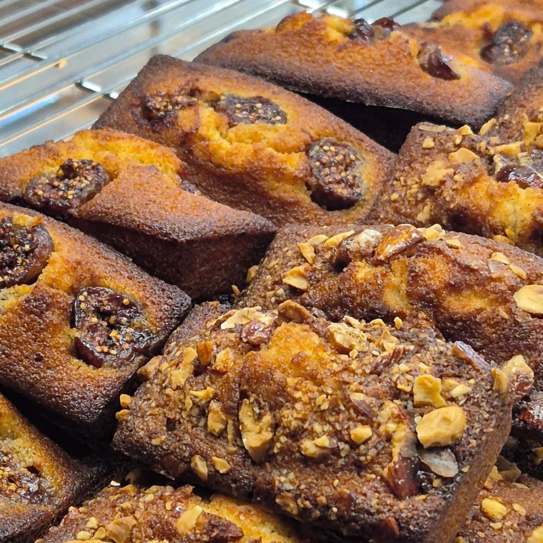 Photo by 마운드 : 휘낭시에, 에그타르트 가게 | 단체주문 전문 in 수원시. May be an image of babka, crumbcake, raisin, baked goods, pastry and text.