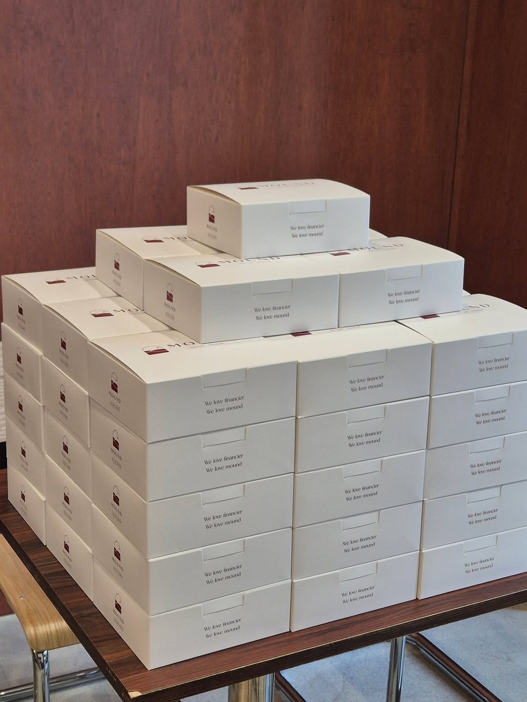 Photo by 마운드 : 휘낭시에, 에그타르트 가게 | 단체주문 전문 on November 14, 2025. May be an image of box, carton, office and text.