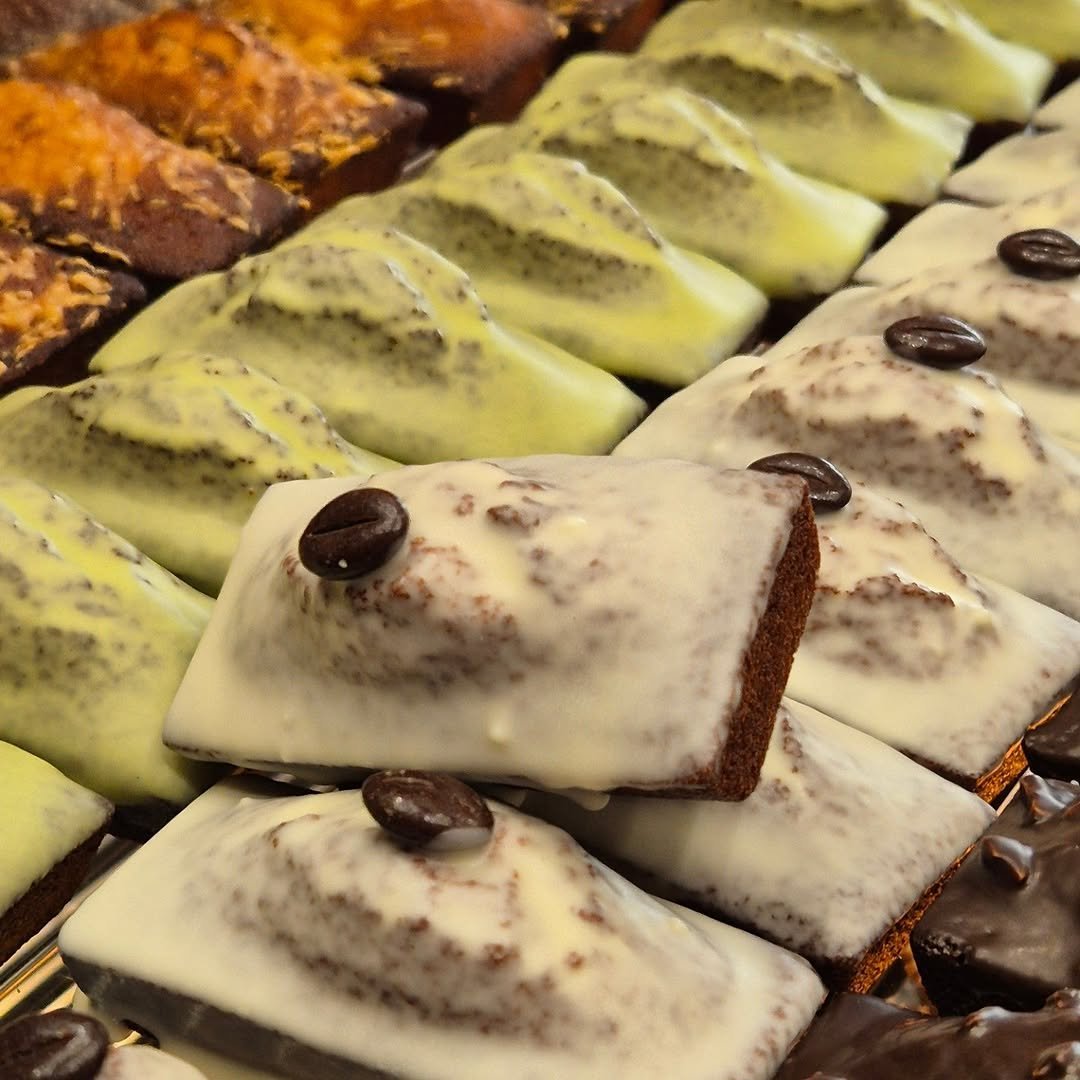 Photo by 마운드 : 휘낭시에, 에그타르트 전문 in 수원 광교 호수공원. May be an image of chocolate bar, eclair and text.