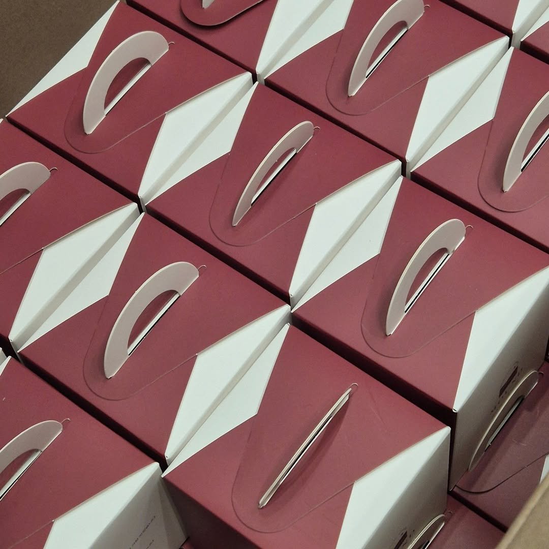 Photo by 마운드 : 휘낭시에, 에그타르트 전문 on March 31, 2026. May be an image of napkin ring, box, carton, hamper and text.