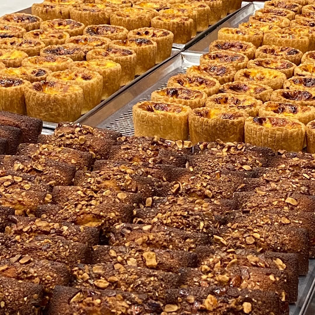 Photo by 마운드 : 휘낭시에, 에그타르트 가게 | 단체주문 전문 on February 06, 2026. May be an image of babka, crumbcake, baguette, pastry, baked goods and text.