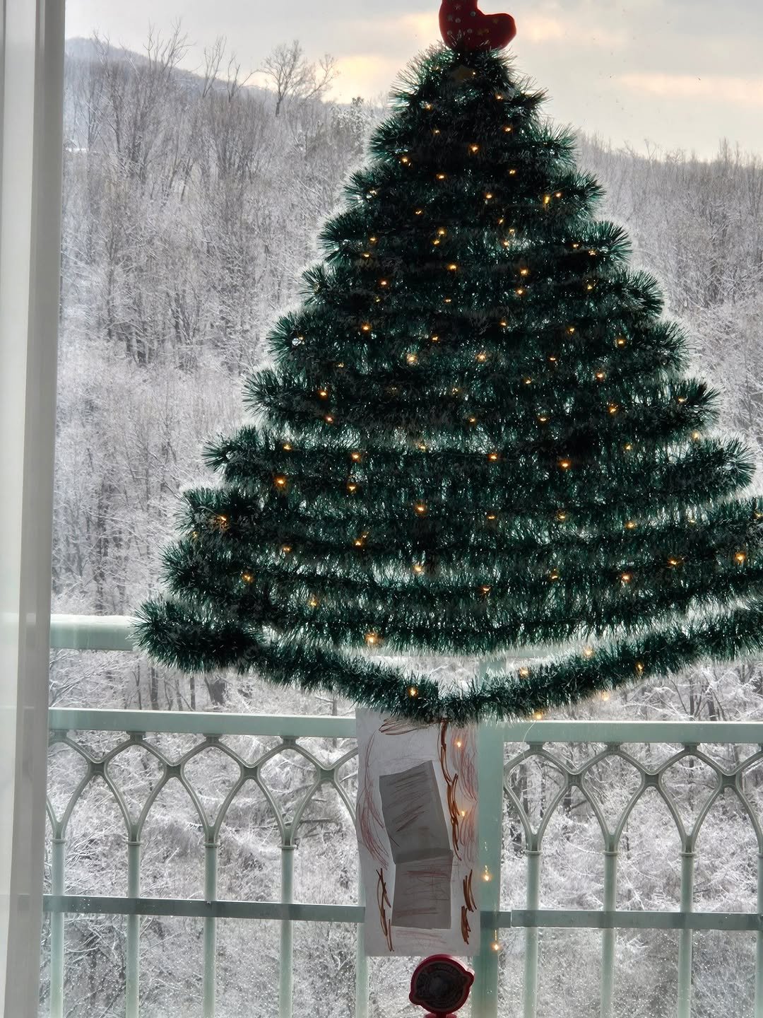 Photo by 마운드 : 휘낭시에, 에그타르트 가게 | 단체주문 전문 on December 14, 2025. May be an image of sparrow, christmas tree, snowman, tinsel, window and text.