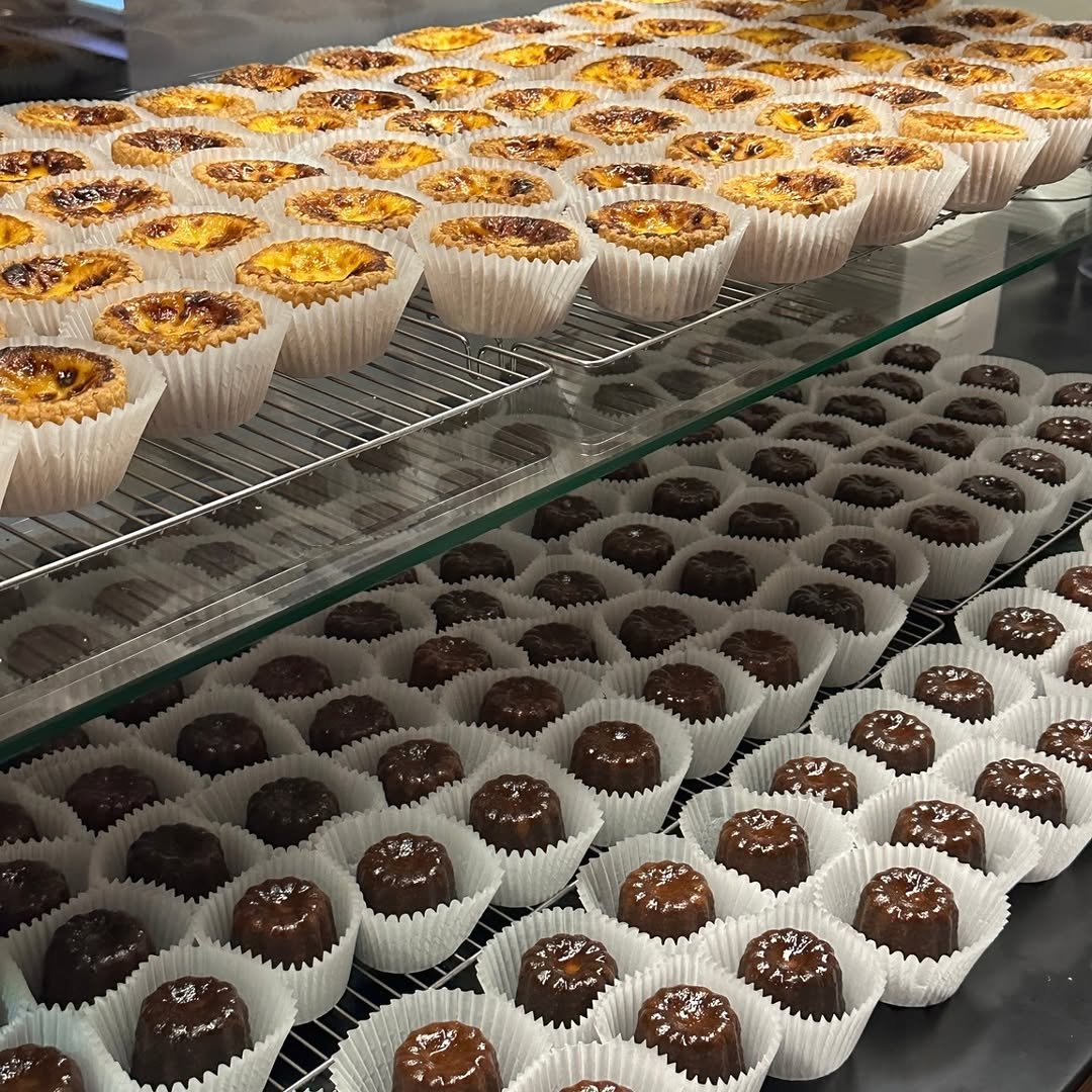 Photo by 마운드 : 휘낭시에, 에그타르트 가게 | 단체주문 전문 on November 12, 2025. May be an image of coconut macaroon, truffle, fudge and text.