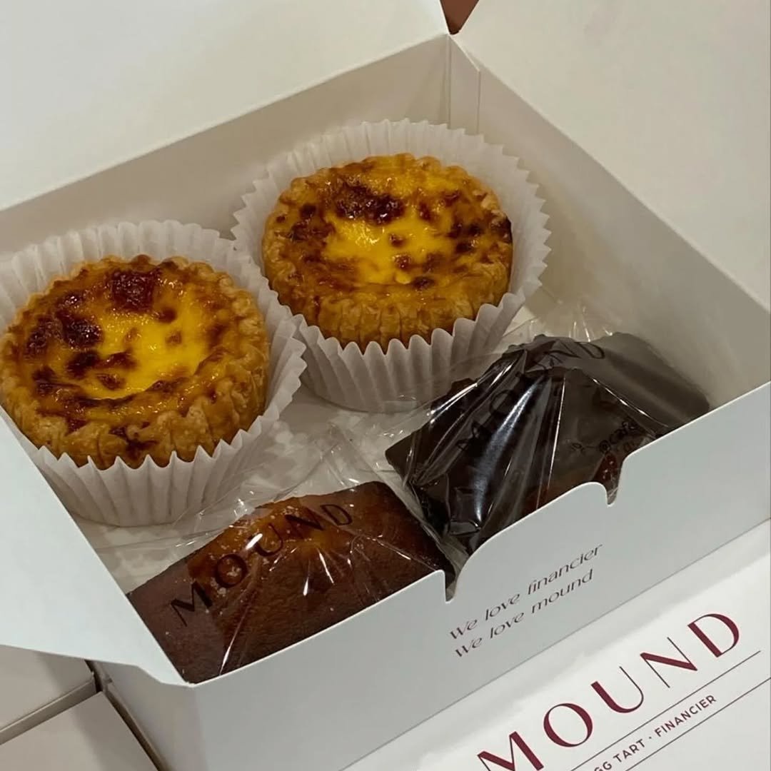 Photo by 마운드 : 휘낭시에, 에그타르트 가게 | 단체주문 전문 on September 17, 2025. May be an image of cake, pastry, pie and text that says 'love 2 mound inancler He llelovemound MOUND FINANCIER FINANCIER love On Hẻ ue MOUND / TART'.