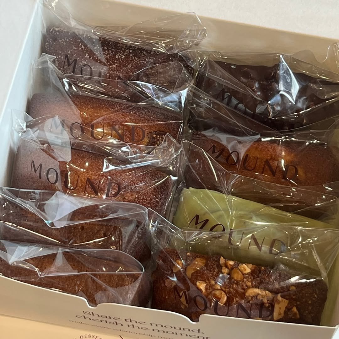 Photo by 마운드 : 휘낭시에, 에그타르트 전문 on March 23, 2026. May be an image of babka, chocolate bar, chiffon cake, pie, brownie and text.